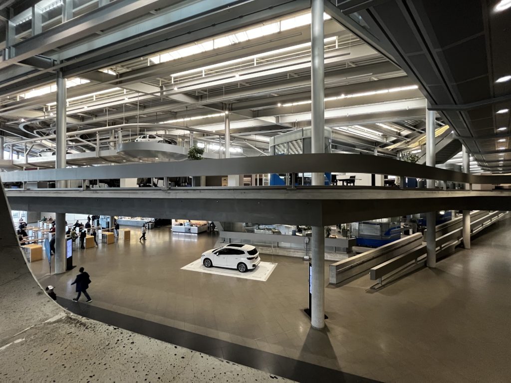 IDIH Logistikreise 2022 zeigt: BMW Werk, Leipzig - Eingangshalle